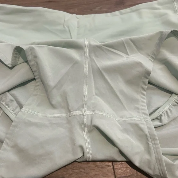 Lululemon Speed Up Short Long, Size 8 - Picture 10 of 10